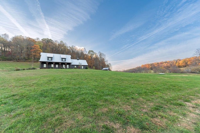 view of yard featuring a rural view