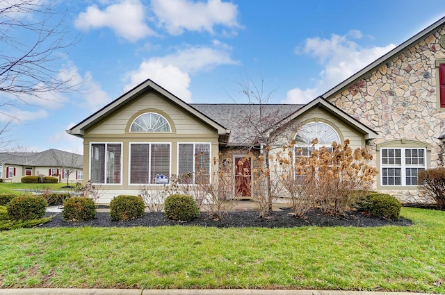 view of front facade with a front yard