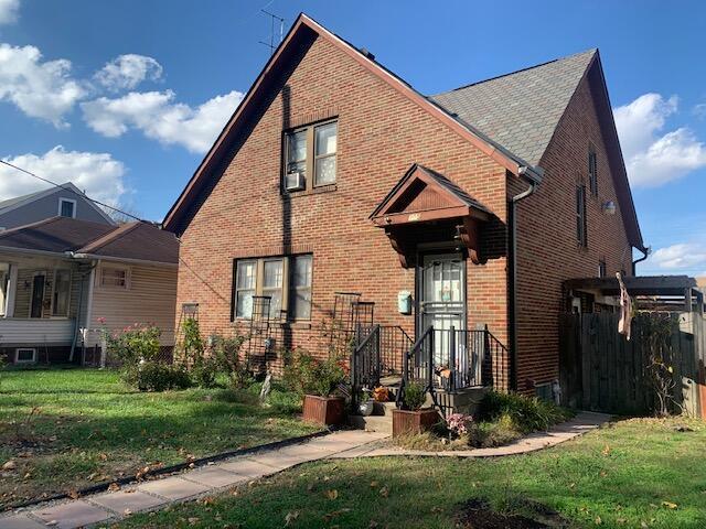 view of front facade featuring a front lawn