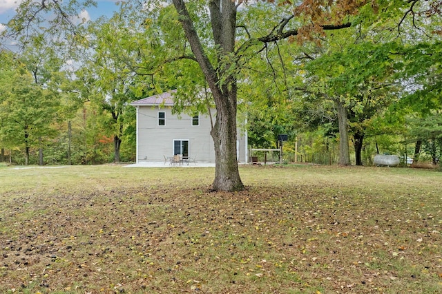 view of yard featuring a patio