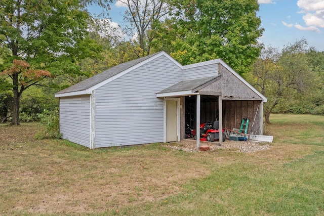 view of outbuilding featuring a lawn