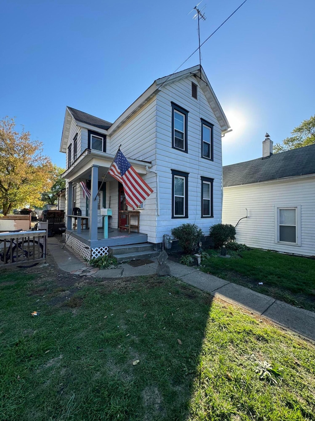 view of front of home with a front yard and covered porch