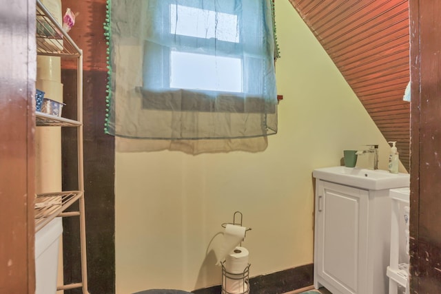 full bath featuring toilet, vanity, and a shower with shower curtain