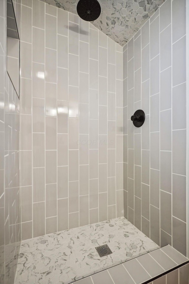 bathroom featuring tiled shower