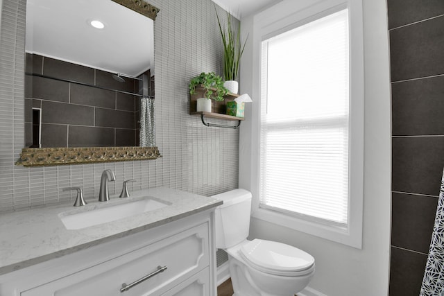 bathroom featuring a shower with curtain, vanity, and toilet