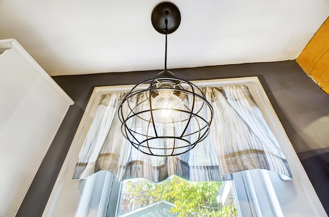 room details featuring a chandelier