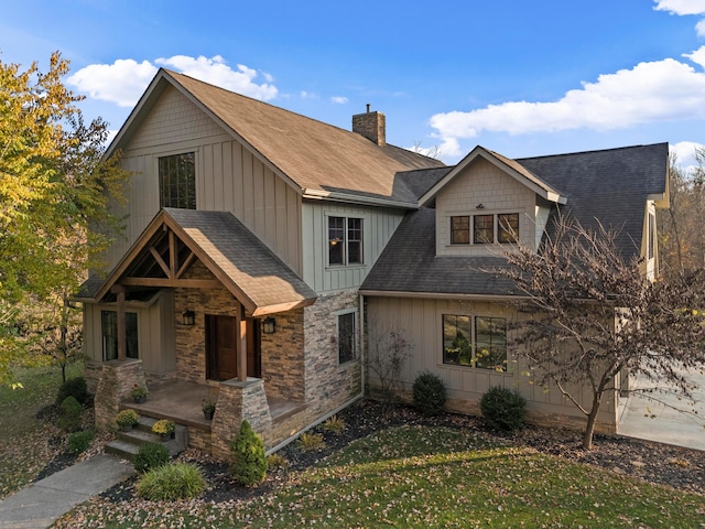 view of front of house featuring a porch and a front lawn