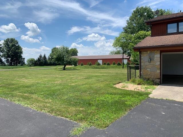 view of yard with a garage