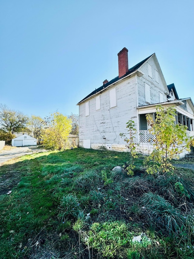 view of side of property featuring a yard