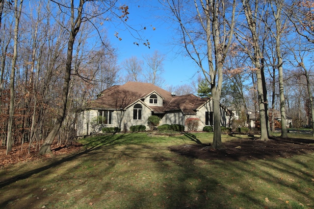 view of front of home with a front lawn