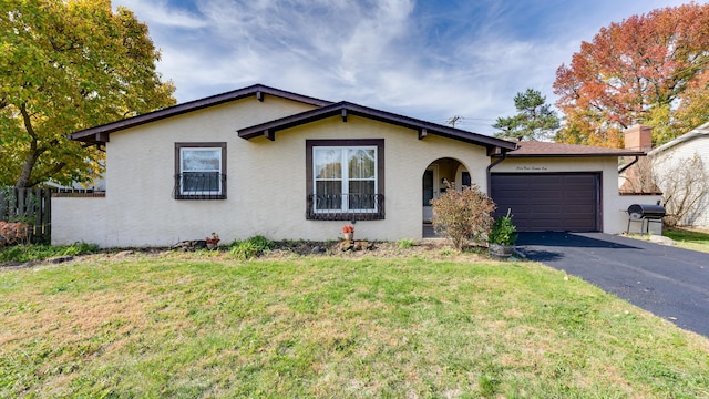 view of front of property featuring a front yard and a garage