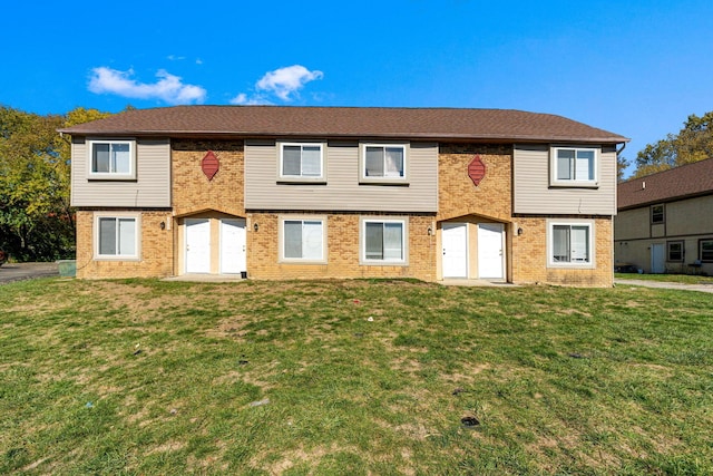 bi-level home featuring a front lawn