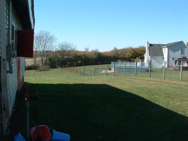 view of yard featuring a rural view