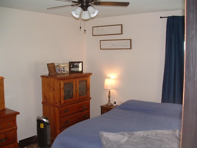 bedroom with ceiling fan