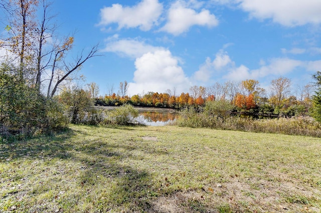 view of yard featuring a water view