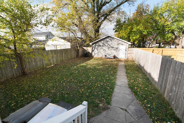 view of yard with an outbuilding