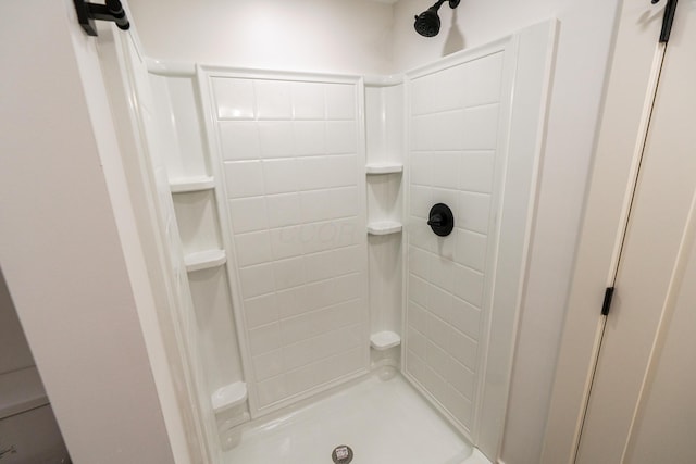 bathroom featuring a tile shower