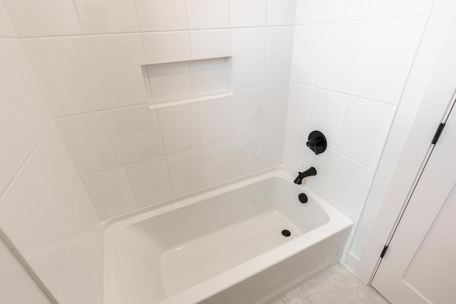 bathroom with tiled shower / bath combo