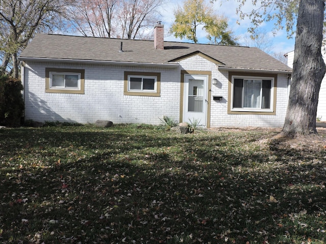 ranch-style home featuring a front lawn