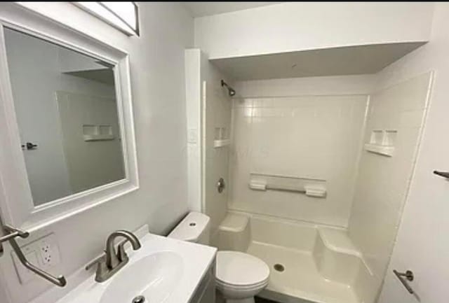 35 E Arcadia Ave, Columbus, OH 43202 - full bath with a shower and vanity