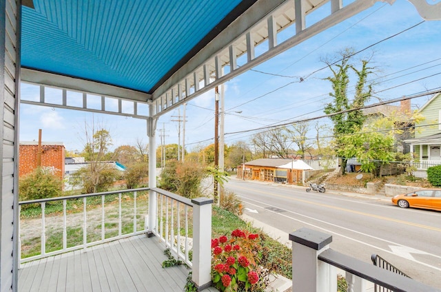 35 E Arcadia Ave, Columbus, OH 43202 - view of wooden terrace