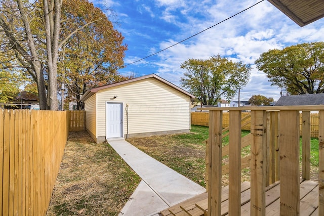 view of yard featuring an outbuilding