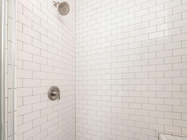 bathroom featuring a tile shower