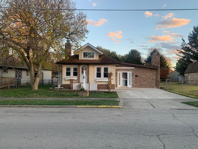 view of front of home featuring a lawn