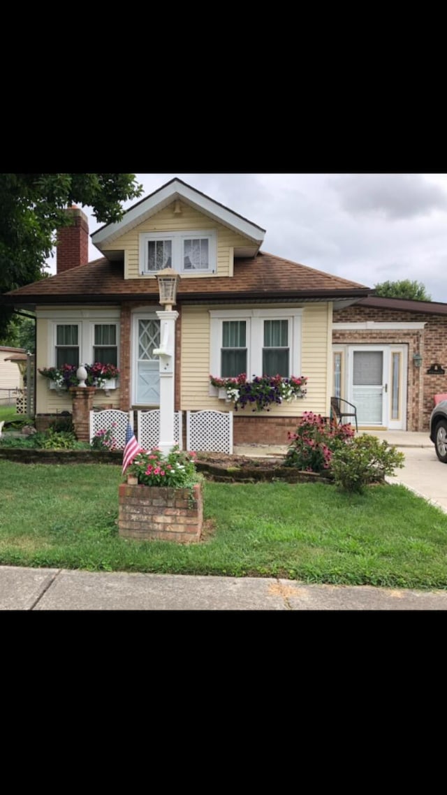 view of front of property with a front yard