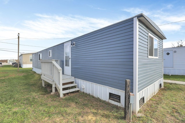 view of side of property featuring a lawn