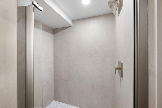 bathroom featuring tiled shower