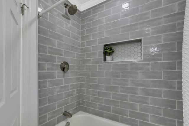 bathroom featuring tiled shower / bath and crown molding