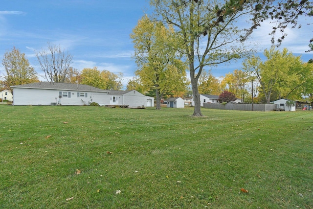 view of yard featuring a shed