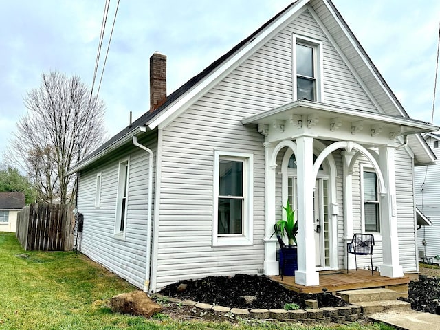 view of front of house with a front lawn