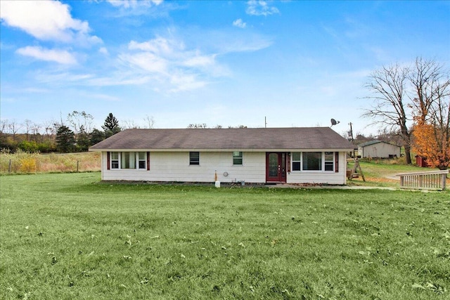 view of front of house featuring a front lawn