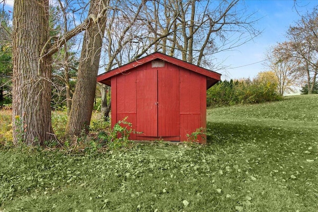 view of outdoor structure featuring a yard