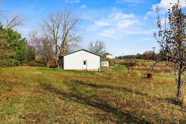 view of yard featuring an outdoor structure