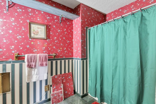 760 Henpeck Rd, Utica, OH 43080 - bathroom with a shower with shower curtain and a textured ceiling