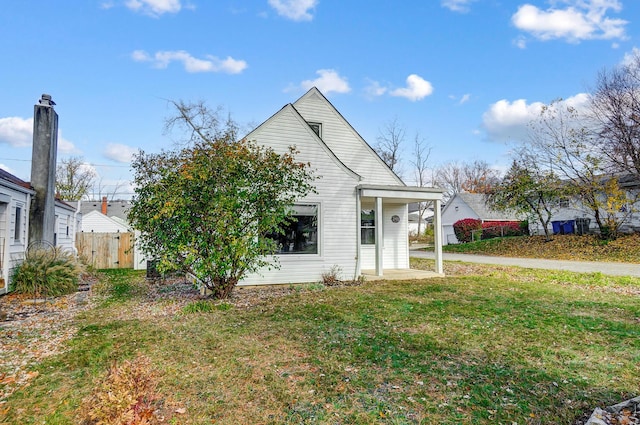 view of front of property with a front yard