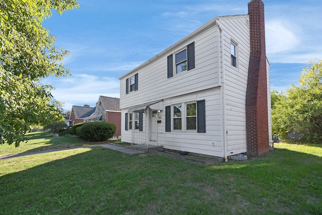 view of front of property featuring a front lawn