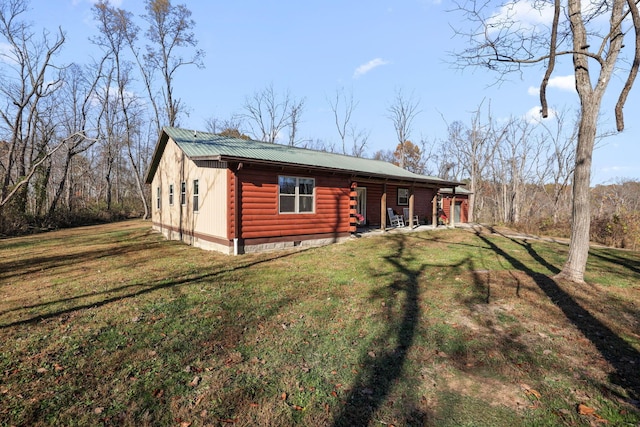 log cabin featuring a front yard