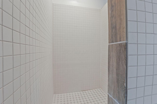 bathroom featuring tiled shower