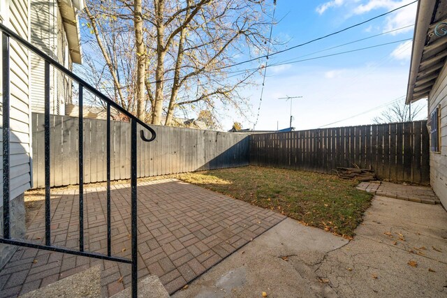 view of yard featuring a patio