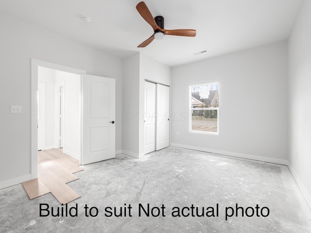 unfurnished bedroom featuring ceiling fan and a closet