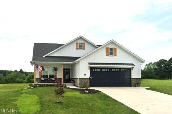 view of front facade featuring a garage and a front lawn