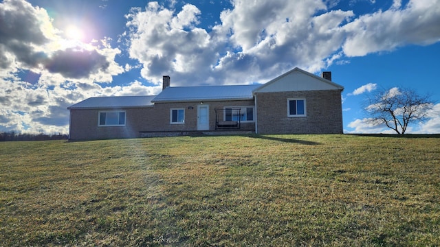 view of front of property featuring a front lawn