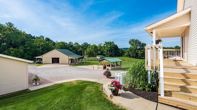 view of yard featuring an outbuilding