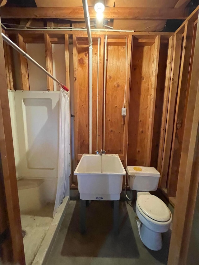 bathroom featuring curtained shower and toilet