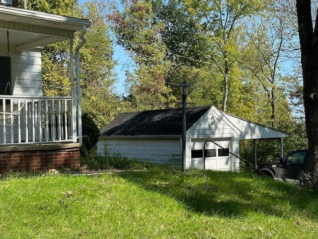 view of yard featuring an outbuilding