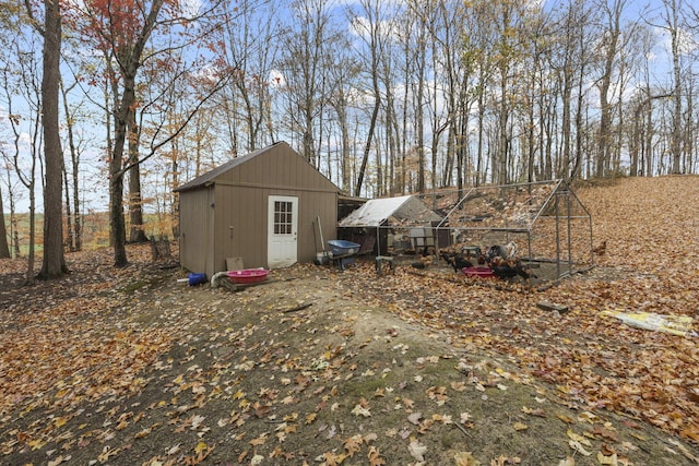 view of yard with a storage unit